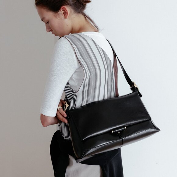 NEW Loeuvre Sac de Jardin Large Black and Gold Patent Real Leather Shoulder Bag - Picture 2 of 16